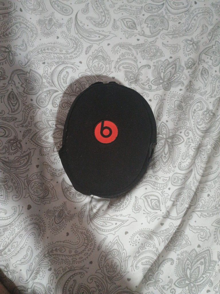 Beats By Dr Dre Size L Wired Headphones Good Condition The Case Is Burnt