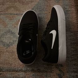 All Balck And White Shoe Size Is 6 In Women’s Or Kids I Think