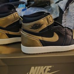 Nike AJ1's 9.5 Mens Gold/Black 