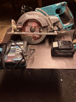 Makitta 40v 7 1/4 Inch Saw With Battery And Charger