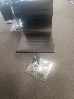 curve hydraulic lift adjustable chair.