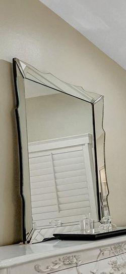 Versace Mansion Piece Art Deco Mirror  Venetian Scalloped  Mirror  35 x52 Spectacular scalloped edge Pd $3500/ $350 Takes  Cash Zelle Aventura 