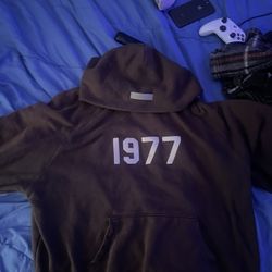 essential hoodie 1977