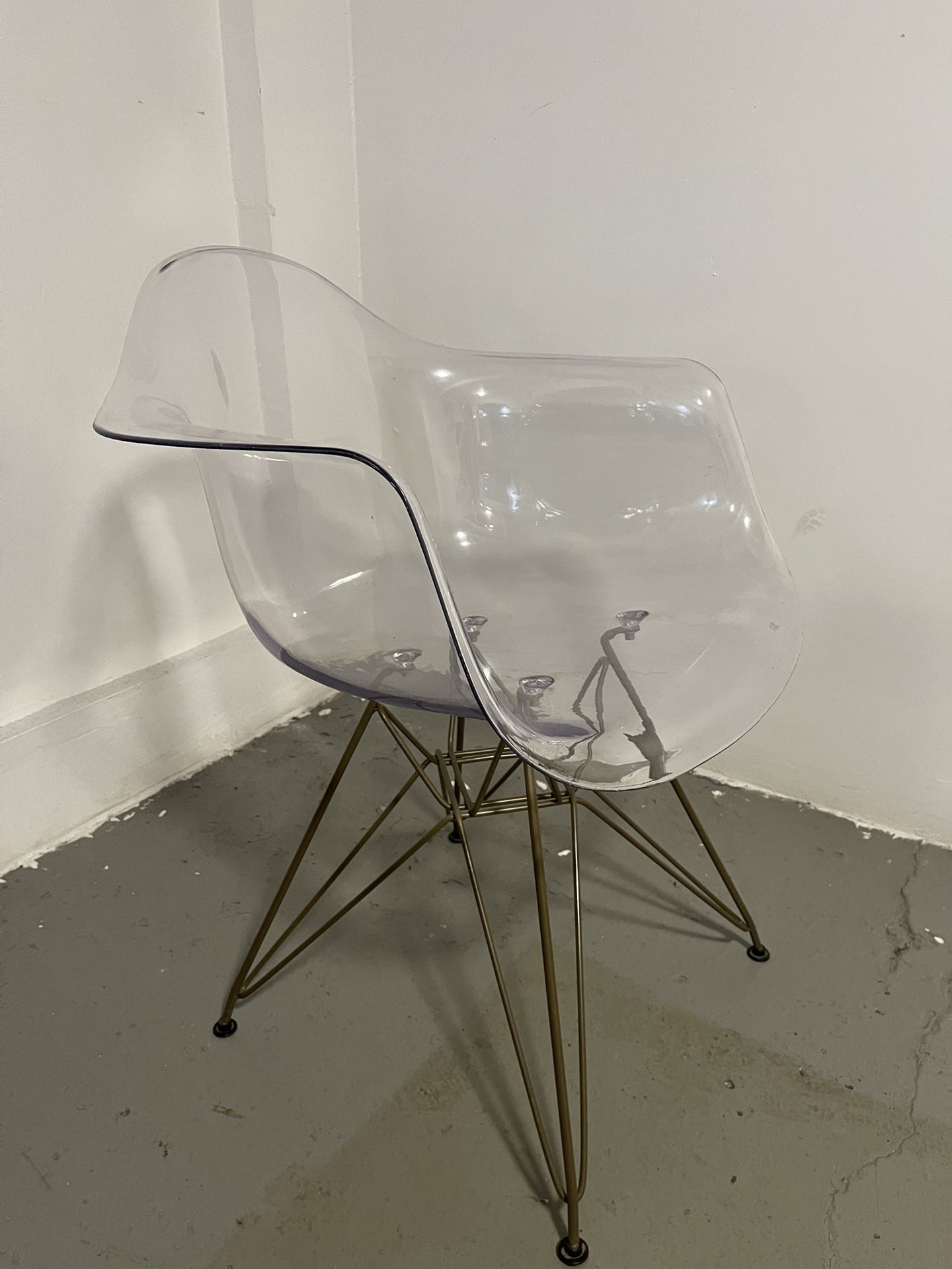 ✨ Clear Acrylic Chair with Gold Base – Modern Accent Seating