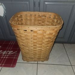 RATTAN/WICKER LAUNDRY BASKET