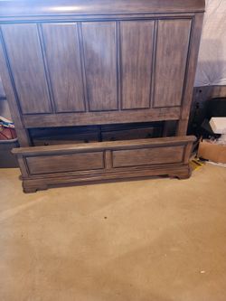 Queen SIZE Headboard, rails, and footboard.