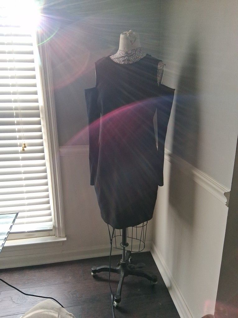 Black Off Shoulders Body Hugging Knee High 1x