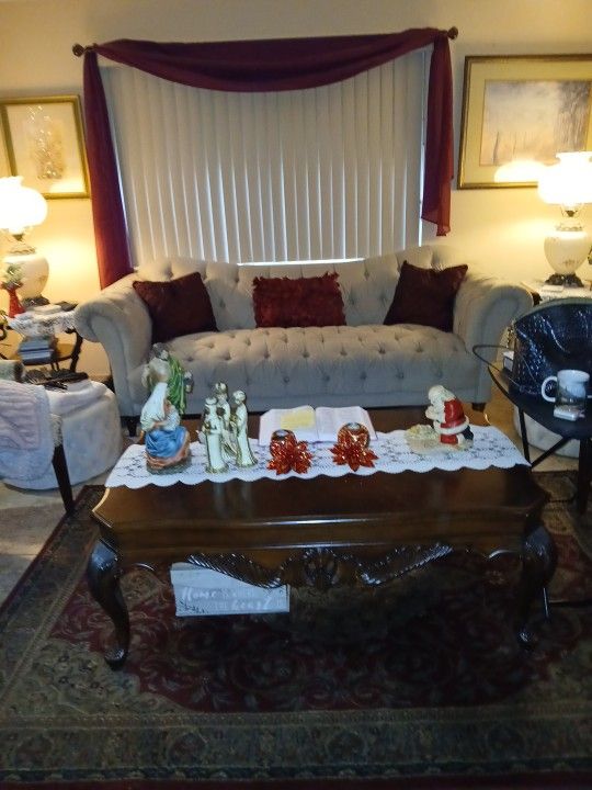 Beautiful Victorian Sofa Like New