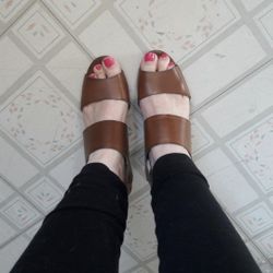 New easy spirit woman's 7 1 /2  Wide high heeled sandals Medium Brown  