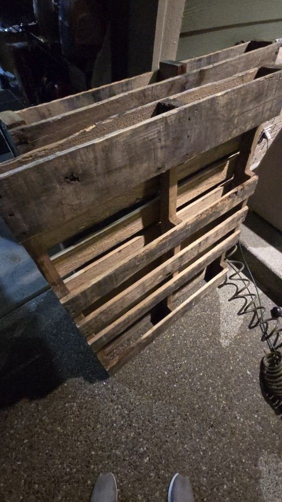 TOO FREE 48X40 PALLETS