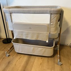 Adjustable Bassinet With Lower Storage