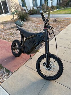 (BRAND NEW)Eskute Nova X Emoto, with charger, 40MPH