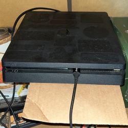 PS4 Slim With 2 Games And Controller 