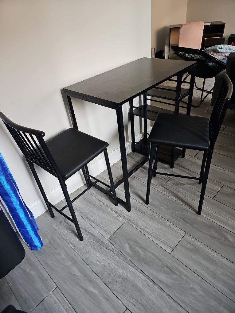 Breakfast Table With 2 Chairs