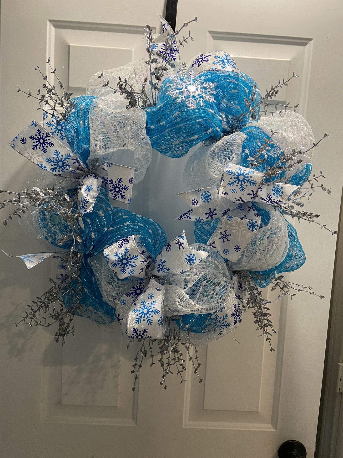 24” blue and white mesh wreath