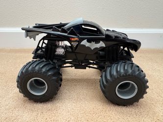 Hot Wheels Monster Jam Batman Monster Truck 1:24 Scale Black/Gray Die-Cast Body