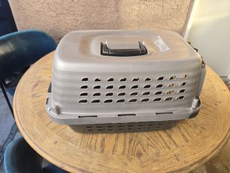 CAT CARRIER IN GOOD CONDITIONS