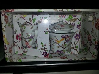Creamer and sugar porcelain set