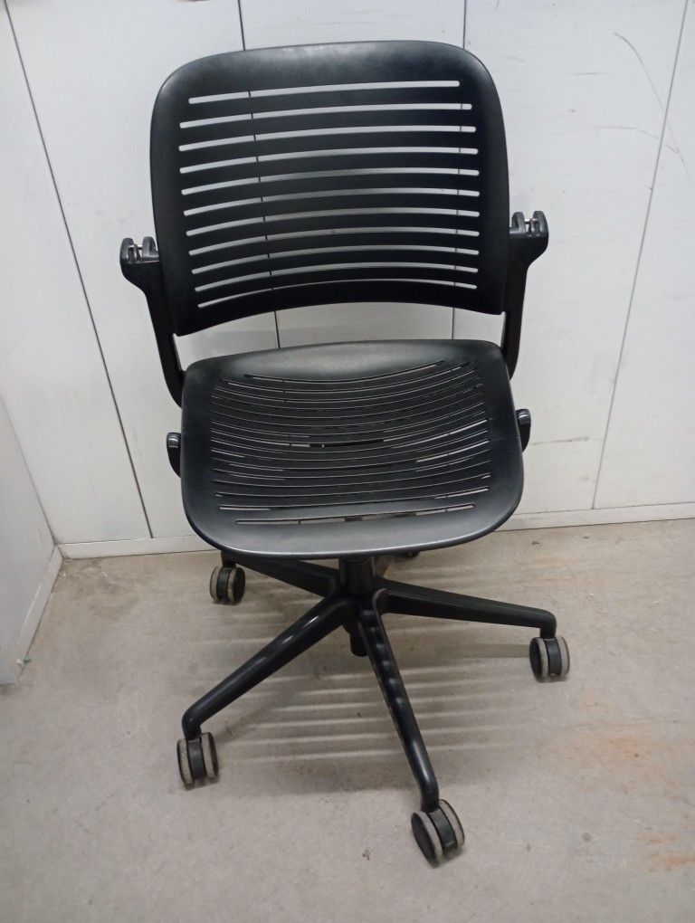 Steelcase Cachet Armless Lightweight Task Chair $ 150