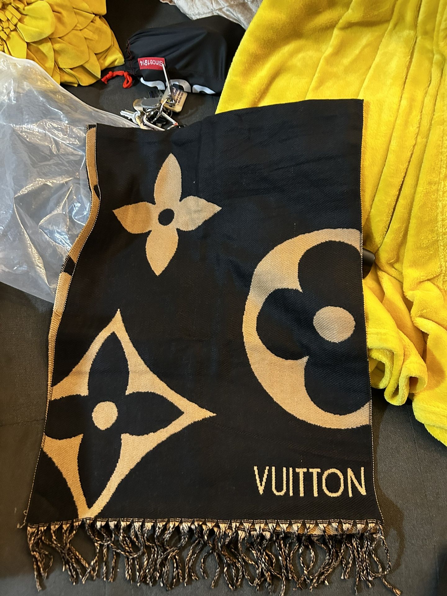 Selling Louis Vuitton Scarf