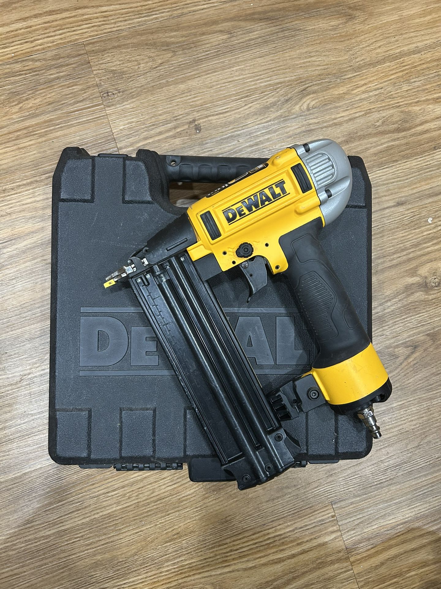 DeWalt 18 Ga Brad Nail Gun