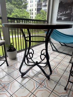 Table with chairs / Mesa con sillas