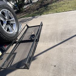 Tow hitch cargo carrier