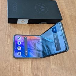 New Open Box Unlocked Motorola RAZR 2024 Flip phone Koala Gray 256gb 5G