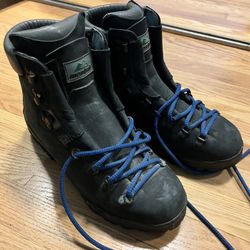 Women’s Montrail, Leather Hiking Boots Size 11, 43