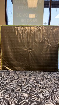 New king mattress thick and strong 2 sided black stain proof cover last 2