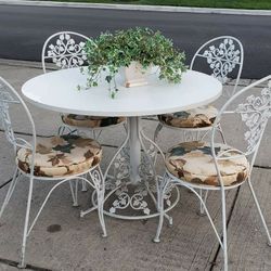 High quality vintage Woodard round wrought iron table