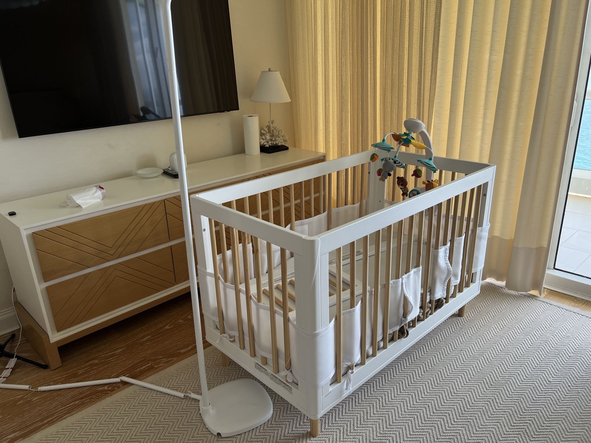 White Baby Crib With Mattress Quaility  Like New!!