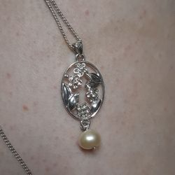 White Gold Rhinestones Flowers Faux Oval Pendant Necklace