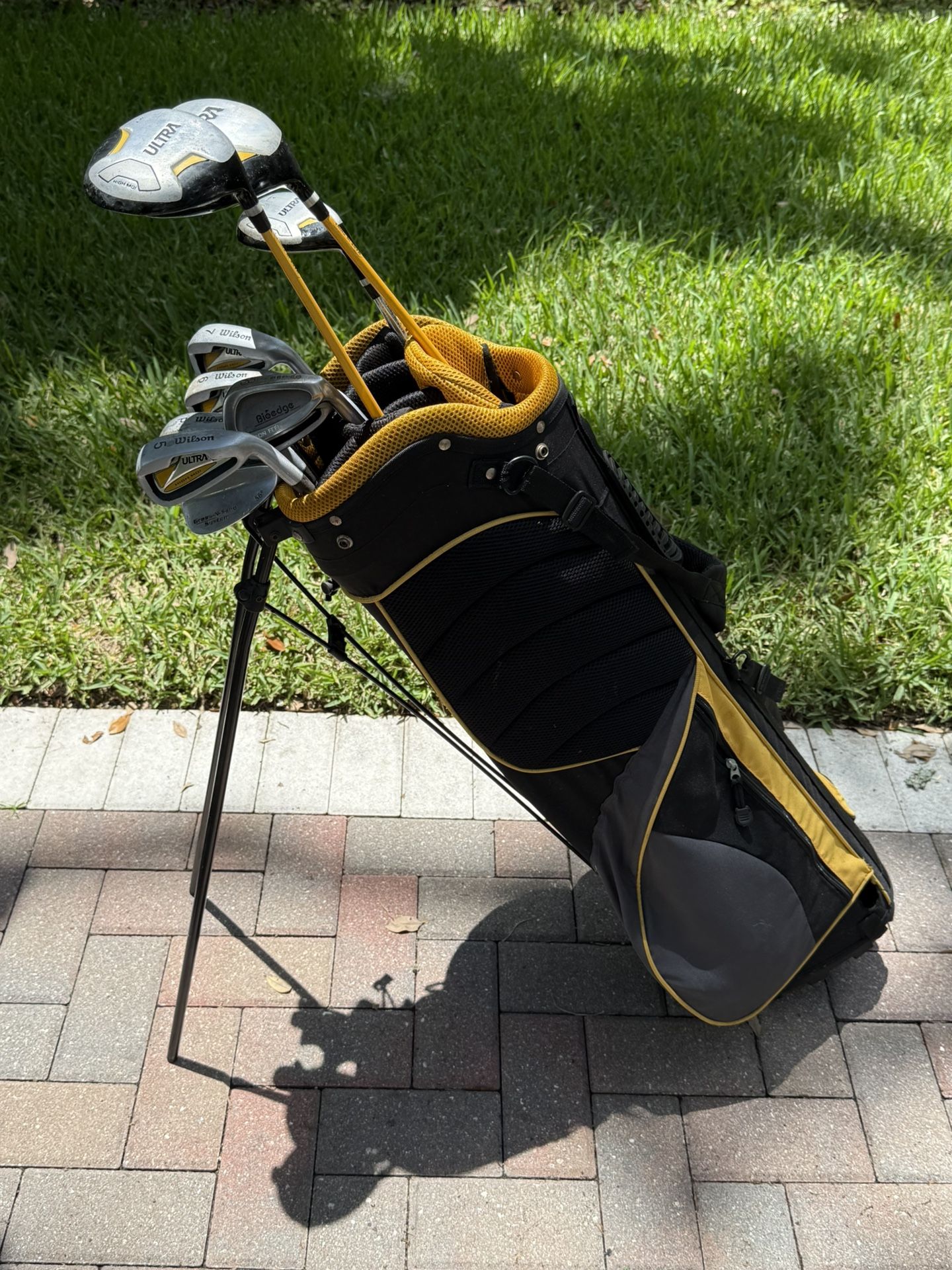 Mens Wilson ultra golf club set. With golf bag