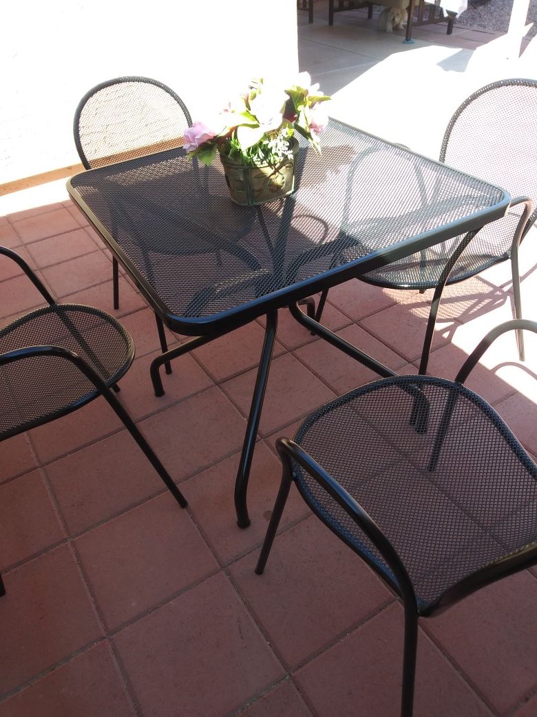 Metal patio set. 75 av and Bethany Home.