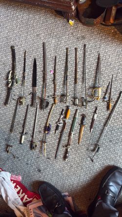 Military War memorabilia Ww2 and others with sheeth 30$ each