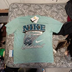 New With Tags Nike T Shirt For Men 