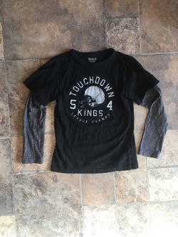 The Children’s Place Youth boys size small 5-6 Long sleeve shirt with football graphic Grey long sleeves are attached to the black T-shirt