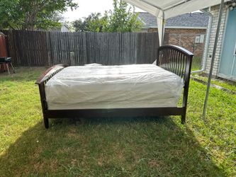 Queen bed with mattress/ Cama queen con colchon