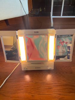 Jerdon Lighted tri-fold makeup mirror