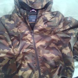 Tommy Hilfiger Men's Hooded Camouflage Coat. Men's XLarge 