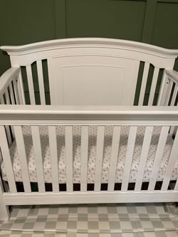 Free white crib, turns into toodler bed