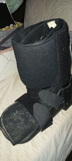 Bota Para Mantener Tu Pie Derecho Sin Que Se Mueva Para Evitar Mas Fractura..Disculpe No Se Como Se Llama.