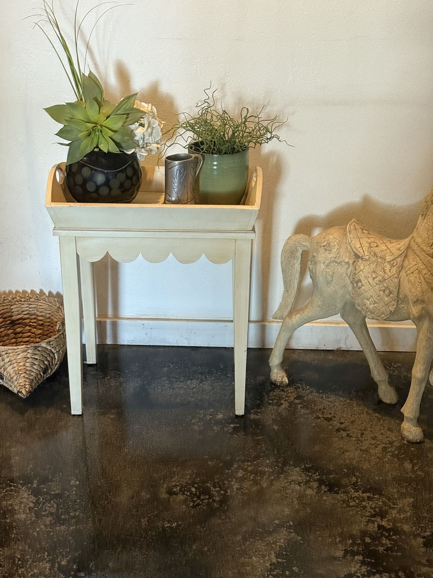 Country Farmhouse Ethan Allen Scalloped Tray Top Side Table