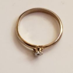 Vintage gold Engagement ring with a single diamond