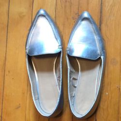 Pointy silver colored GAP flats