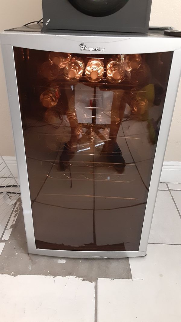 Magic Chef 16 bottle Wine Cooler model MCWC16MCG for Sale in Miami, FL