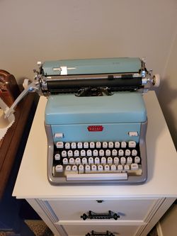 VINTAGE ROYAL FP MANUAL TYPEWRITER 1 Great Condition