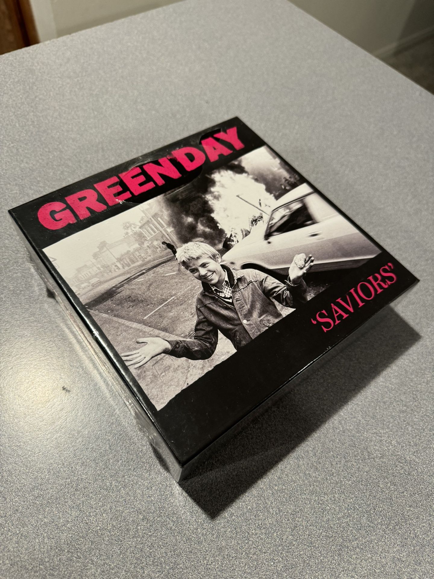 Green Day Saviors CD box Set W/SHIRT