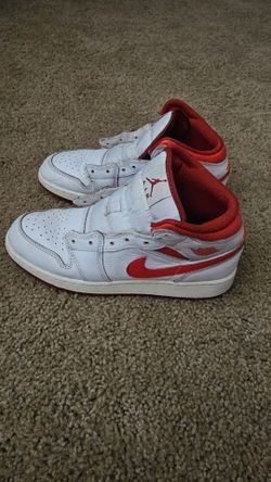 Jordan 1 mid Dune Red